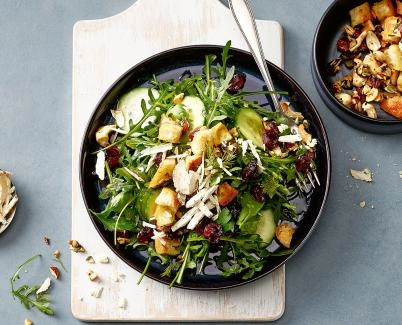 Rucola-Gurken-Salat mit Nüssen und Belper Knolle